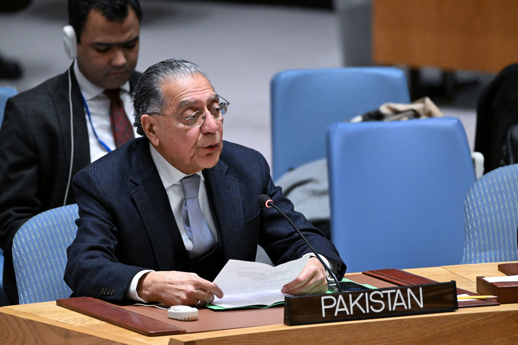 Ambassador Munir Akram of Pakistan addresses the Security Council meeting on the situation in the Middle East, including the Palestinian question.